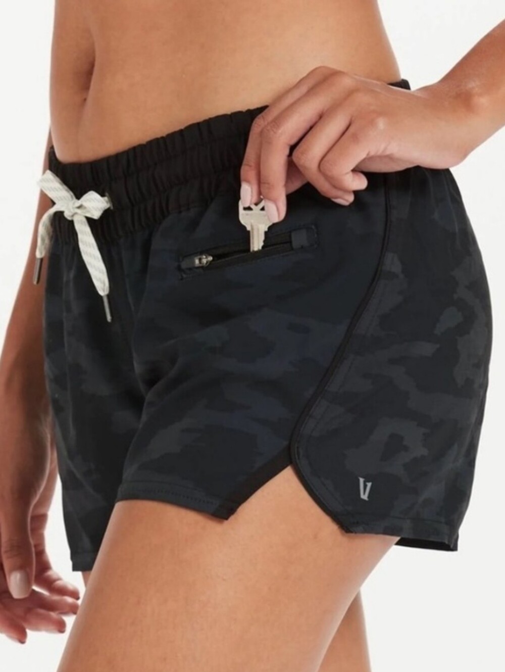 Vuori Clementine Shorts Black Camo Size Large Lined